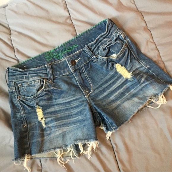 dELiA*s Denim - dELiA*s Taylor distressed Jean Shorts Sz. 3/4